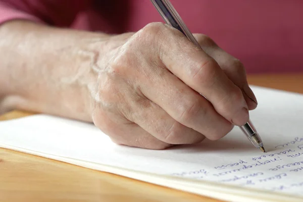 Mujer escribir una carta — Foto de Stock