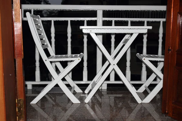 Weiße Möbel auf der Terrasse — Stockfoto