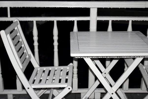 Tavolo e sedia in legno — Foto Stock