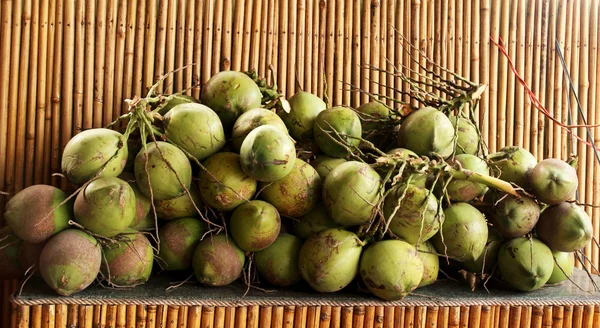 Круглим зеленим кокоси — стокове фото