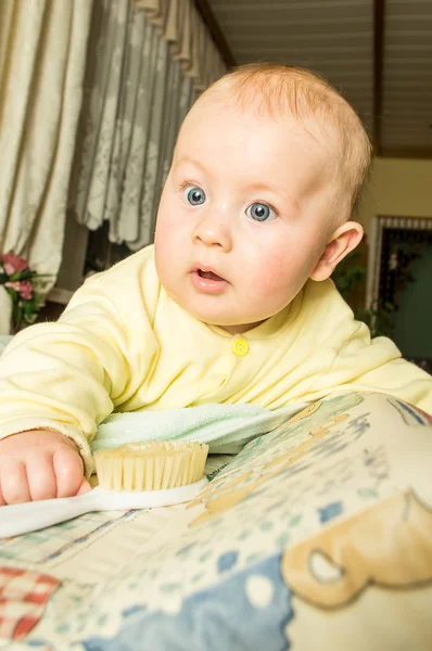 Baby with hairbyrush — Stock Photo, Image