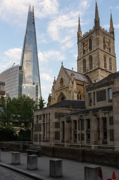 Church and skyscraper — Stock Photo, Image