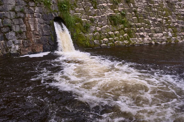 カルパッツのロンニカ川のダム — ストック写真