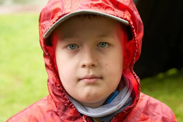 Lindo Colegial Vestido Impermeable Con Capucha Durante Lluvia — Foto de Stock