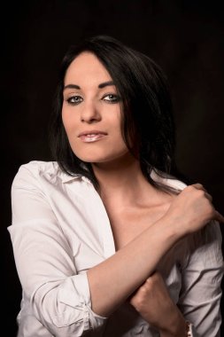 Kendine güvenen, çekici, seksi, genç işgüzar bir kadın..