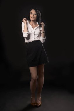 Kendine güvenen, çekici, seksi, genç işgüzar bir kadın..