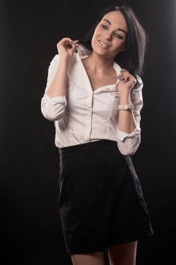 Kendine güvenen, çekici, seksi, genç işgüzar bir kadın..