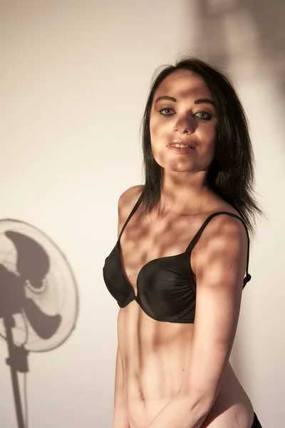 Chica Usar Bikini Posando Estudio Agradable Sombra Chica Ventilador Fondo —  Fotos de Stock