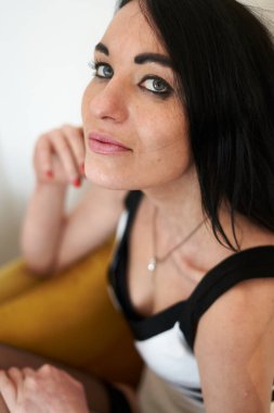 Güzel, esmer, sallanan beyaz elbise ve çoraplar..