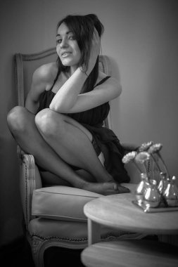 Siyah elbiseli ve çoraplı seksi beyaz bir esmer..