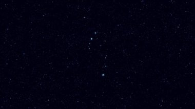 Ursa Minor (Küçük Ayı, Küçük Ayı) takımyıldızı, yıldız ve anahatları ile kademeli olarak dönen görüntü, 4k eğitici video