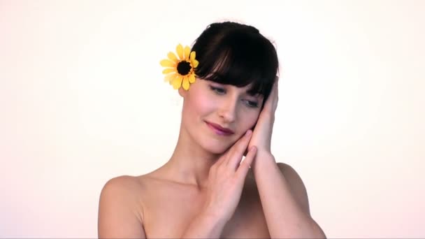 Jeune belle femme posant avec une fleur jaune — Video