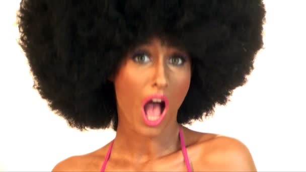 Jovem mulher bonita está dançando com cabelo afro — Vídeo de Stock