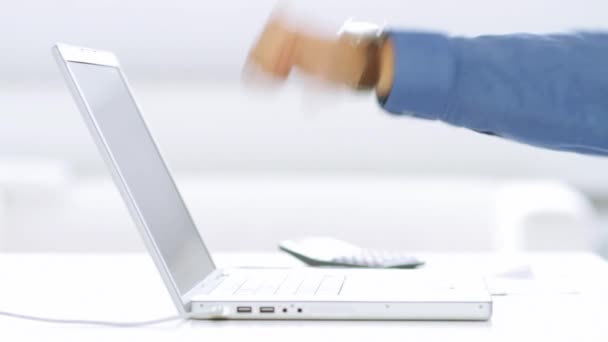 Empresario mostrando el pulgar hacia abajo gesto en una parte delantera de la computadora portátil — Vídeos de Stock