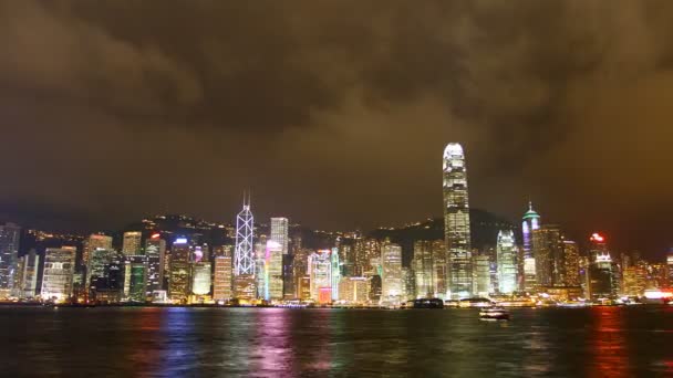 Linea aerea della città di Hong Kong di notte dalla vista del porto di Victoria — Video Stock