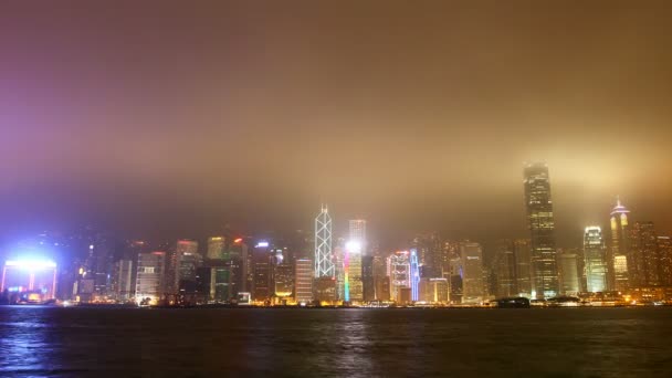 Hong kong stad hemel lijn van uitzicht op de haven victoria's nachts — Stockvideo