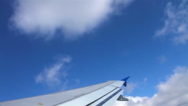 The wing of commerical airplane over cloud — Stock Video