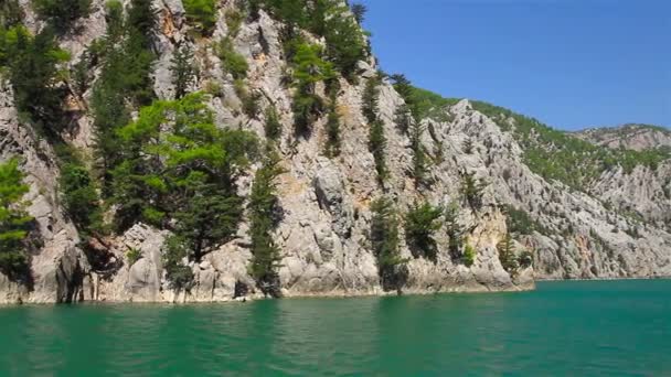 A view into the canyon in the Taurus mountains from riding boat — Stock Video