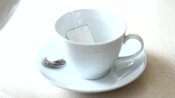 Приготовление чая в белой чашке — стоковое видео