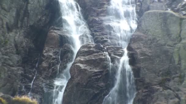 Великий водоспад у горах — стокове відео