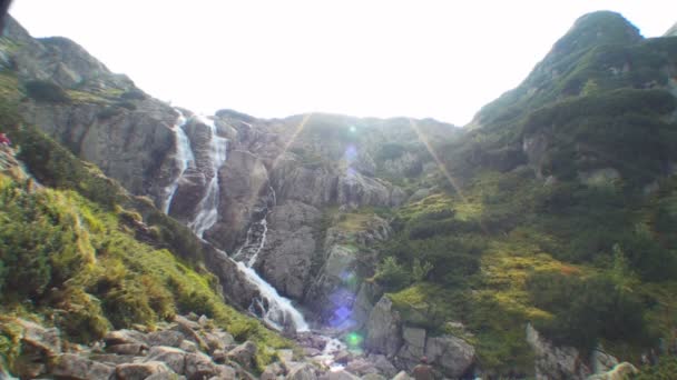 Gran cascada en las montañas — Vídeo de stock