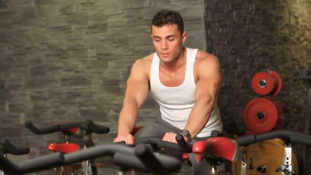 Schöner sportlicher Mann trainiert im Fitnessstudio — Stockvideo