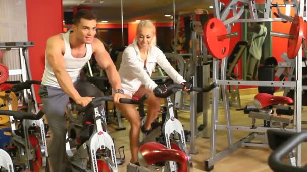 Sportif çift spor merkezinde egzersiz — Stok video