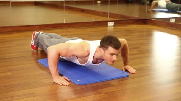 Bello sportivo uomo si allena in palestra centro — Video Stock