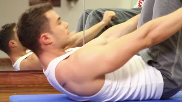 Красивый спортсмен тренируется в спортзале — стоковое видео