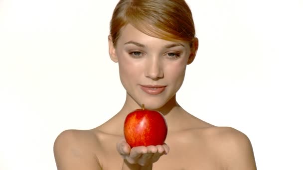 Retrato de mujer hermosa y sexy sosteniendo manzana roja — Vídeos de Stock