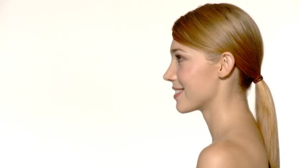 Portret van mooi en sexy vrouw op wit — Stockvideo