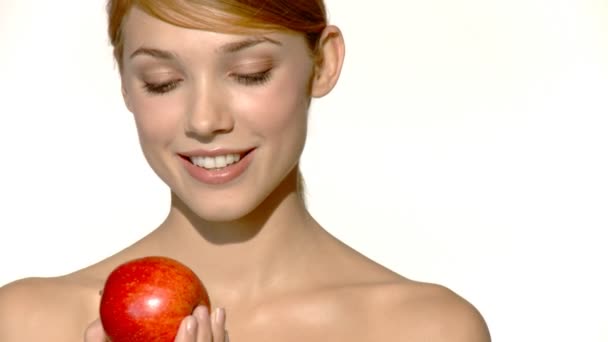 Retrato de mujer hermosa y sexy comiendo manzana roja — Vídeos de Stock