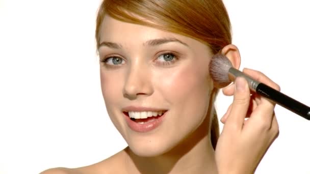 Retrato de mulher bonita e sexy está fazendo maquiagem — Vídeo de Stock