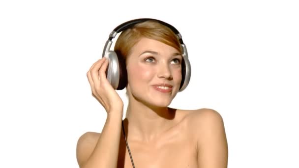 Sexy vrouw luisteren naar muziek in hoofdtelefoon — Stockvideo