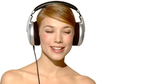 Retrato de mujer hermosa y sexy cantando en auriculares — Vídeo de stock