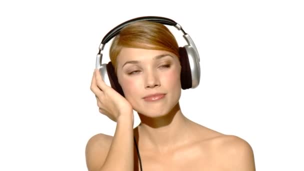 Mujer sexy escuchar música en los auriculares — Vídeos de Stock