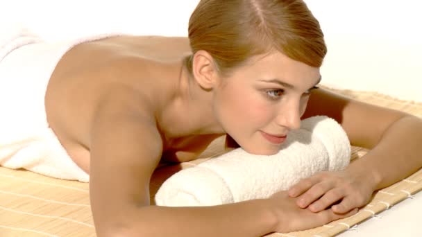 Jonge mooie en relaxte dame nemen spa-behandeling — Stockvideo