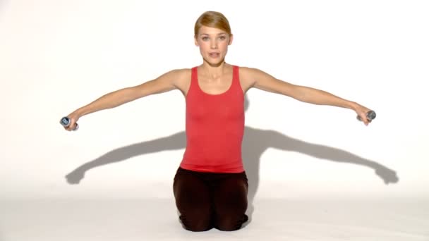 Jeune belle dame détendue faisant de l'exercice avec des haltères — Video