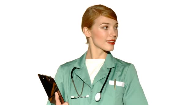 20-25 let starý krásný ženský lékař izolovaných na bílém — Stock video