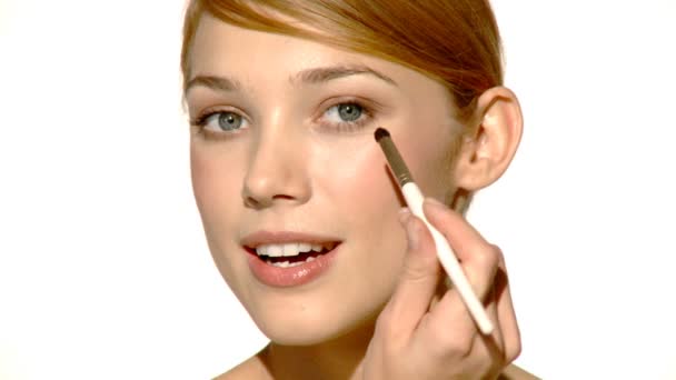 Retrato de menina bonito, ela está fazendo maquiagem matinal — Vídeo de Stock