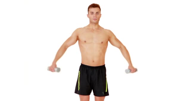 Hombre musculoso haciendo ejercicio con mancuernas sobre fondo blanco — Vídeo de stock