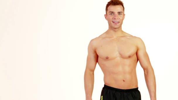 Portret przystojny mięśni mężczyzna na białym tle — Wideo stockowe