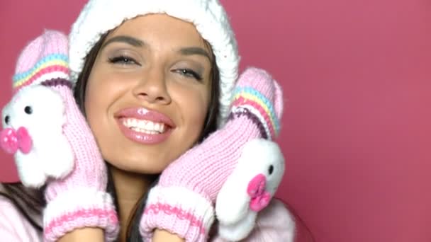 美しくセクシーな女性の冬の帽子と手袋を着用 — ストック動画