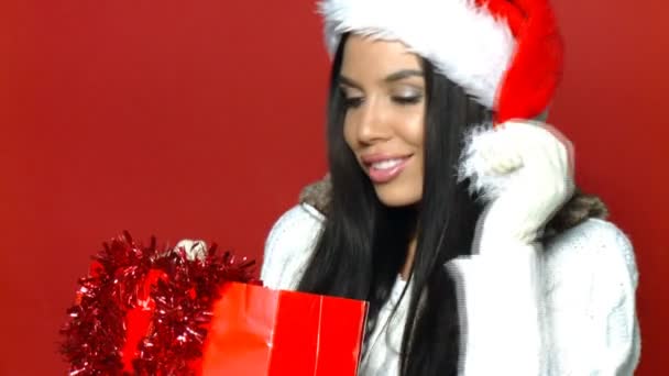 Sexig tjej i jultomten hatt med kassar och påsar — Stockvideo