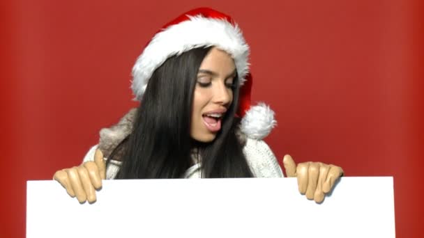 Mädchen mit Weihnachtsmannmütze und leerem Brett — Stockvideo