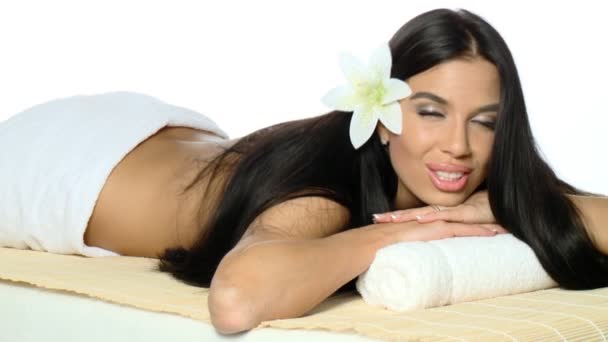 Jeune femme belle et détendue prenant un traitement spa — Video
