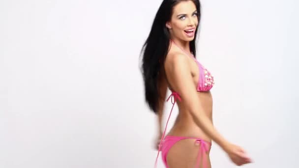 Sexy brunette walking and spin, wearing in pink bikini — Stock Video