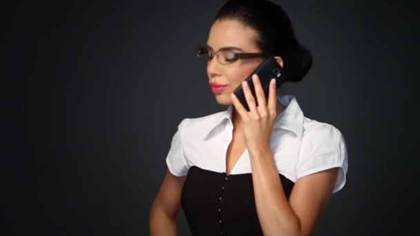 Porträt einer schönen Geschäftsfrau, die mit dem Handy telefoniert — Stockvideo