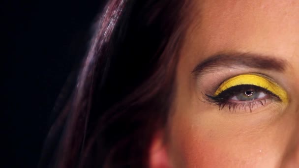 Ojos de mujer sexy con maquillaje excepcional — Vídeos de Stock