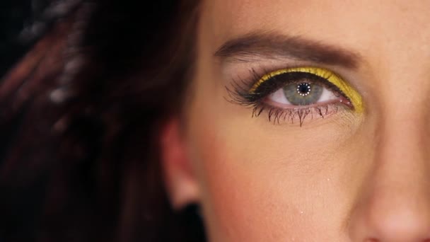 Глаза сексуальной женщины с выдающимся макияжем — стоковое видео